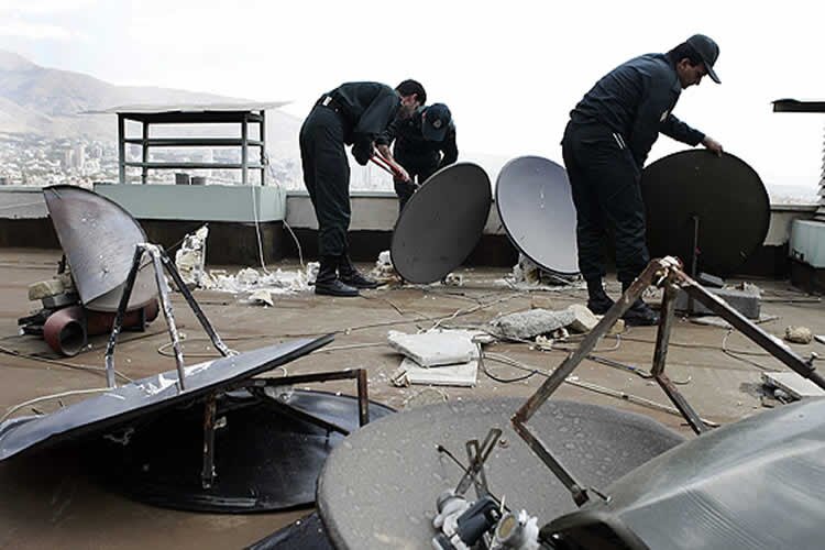 Iran: Security forces confiscate satellite dishes in Tehran