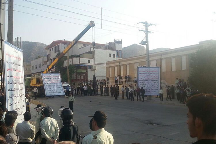 Iran: Two executions including a public hanging in Ilam