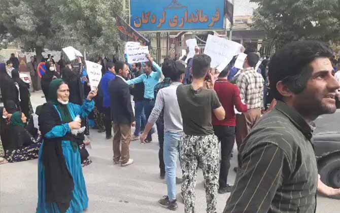 October 5, 2019 - Victims of the HIV virus and their relatives protest  in Lordegan, a town in Iran’s Chaharmahal and Bakhtiari Province, blaming the ministry of health for infecting them.